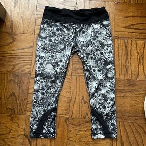 Women's High-Waist Floral Capri Leggings - Black & White